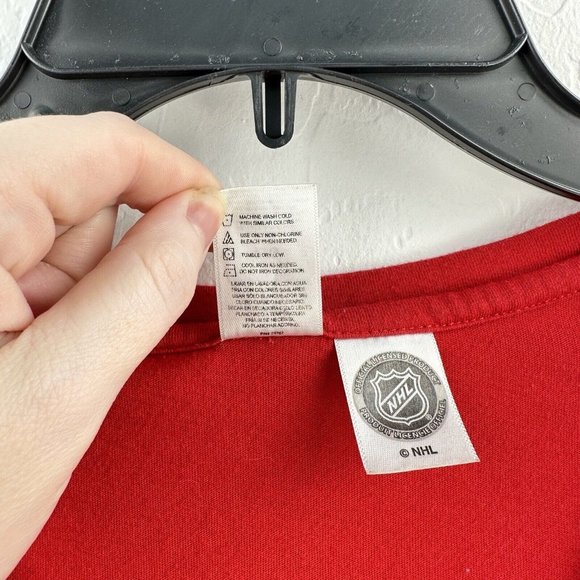 Sideline Apparel Chicago Blackhawks T-Shirt Womens L Official License Red NHL - Picture 6 of 7